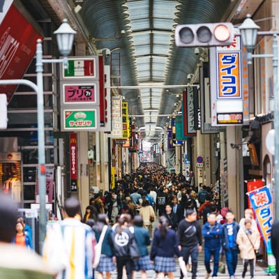 心斎橋筋商店街の人混みの写真