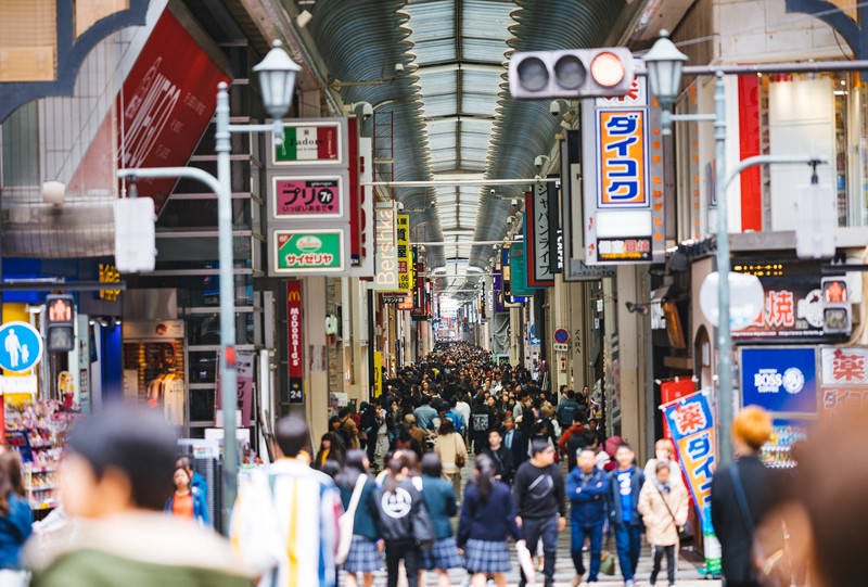 心斎橋筋商店街の人混みの写真