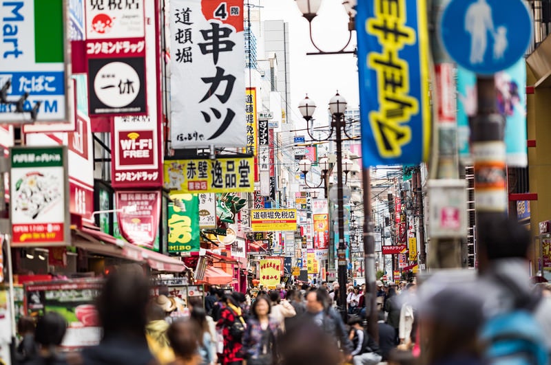 人で溢れかえる道頓堀の写真