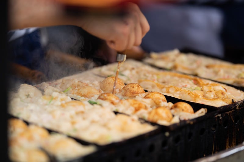 アツアツのたこ焼きを作る様子の写真