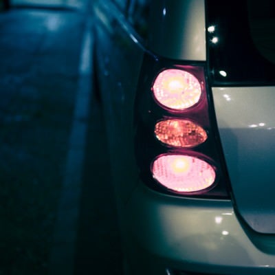 雨の日の車のテールランプの写真