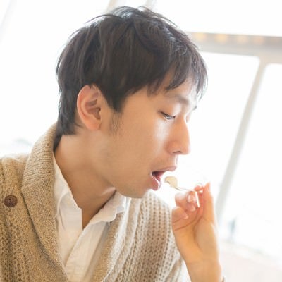 カフェでアイスを「あーん」する男性の写真