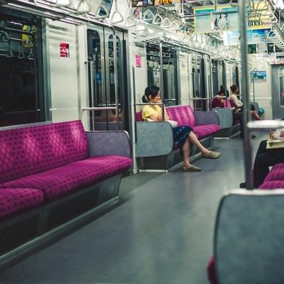 夜間の電車内の写真