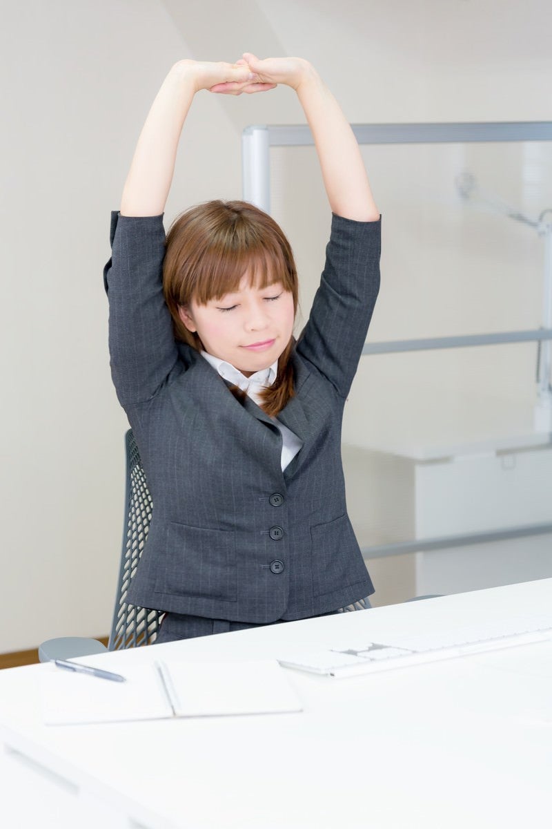 伸びをする女性の写真