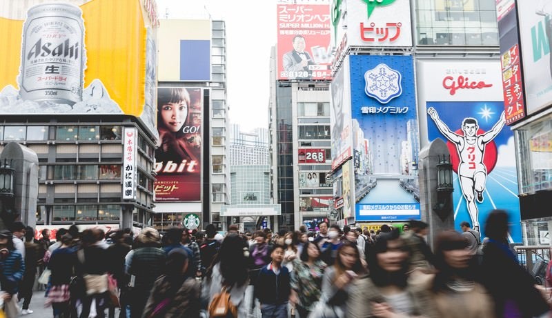 人で込み合う道頓堀（戎橋）の写真