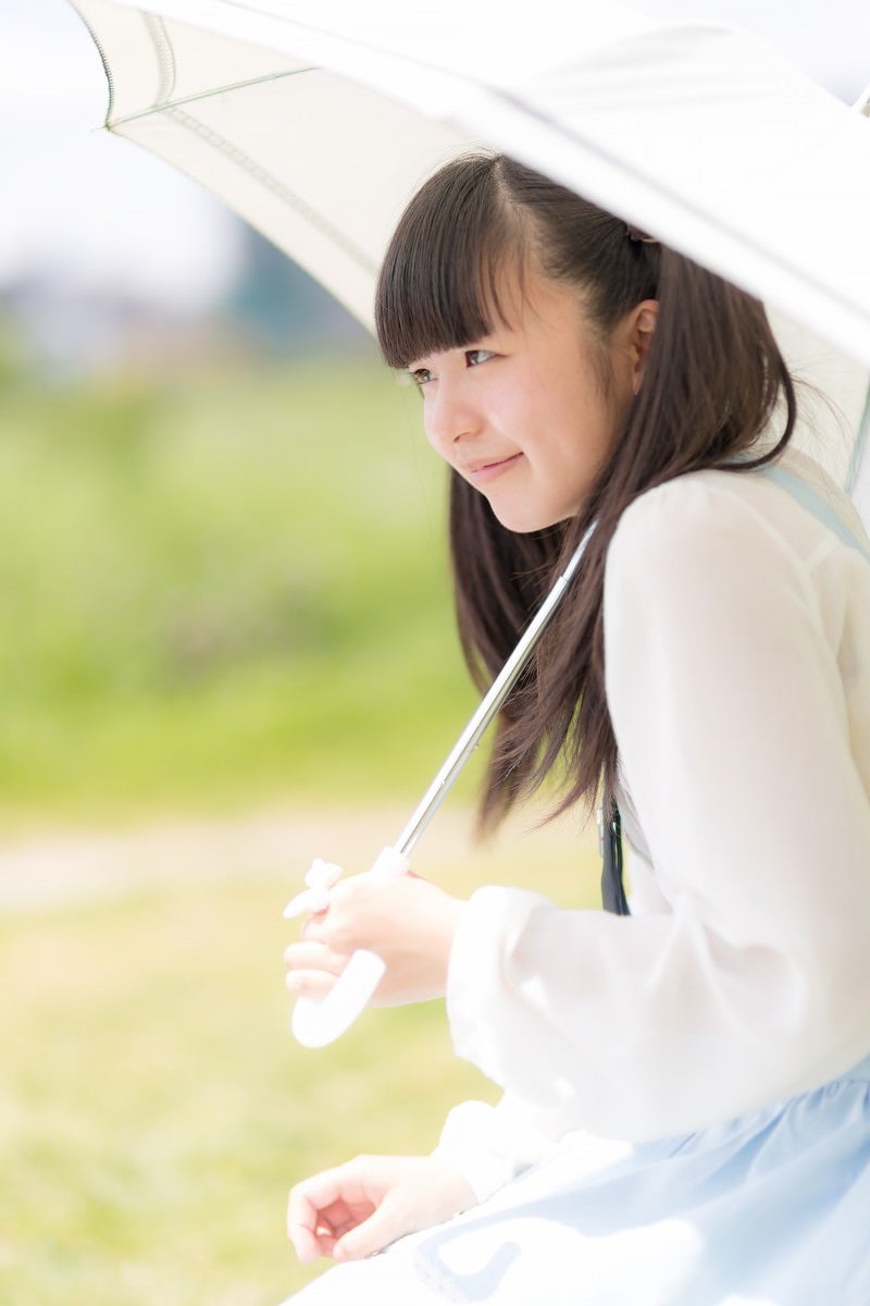 日傘をさしたツインテールの女の子の写真