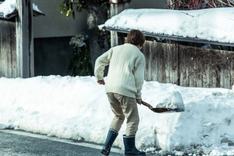 雪かきおばちゃんの写真