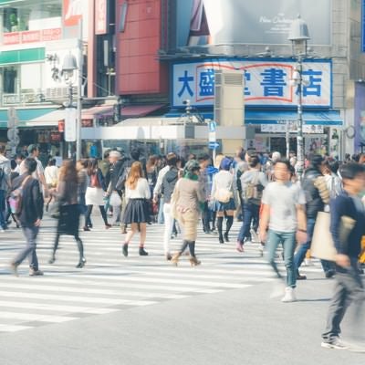 渋谷駅前のスクランブル交差点の写真