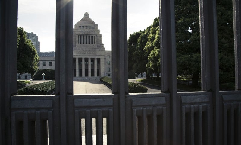 閉門と国会議事堂の写真