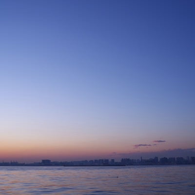 夕焼け空と海沿いの写真