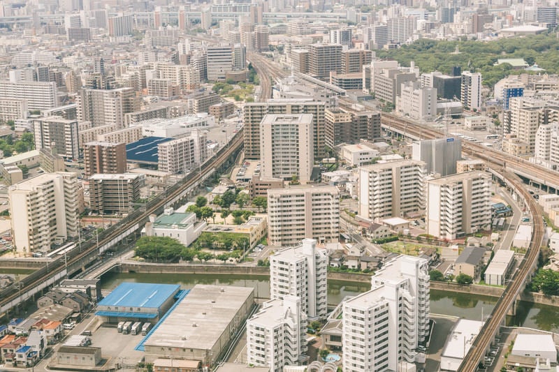 高層マンションが立ち並ぶ福岡空港近くの写真