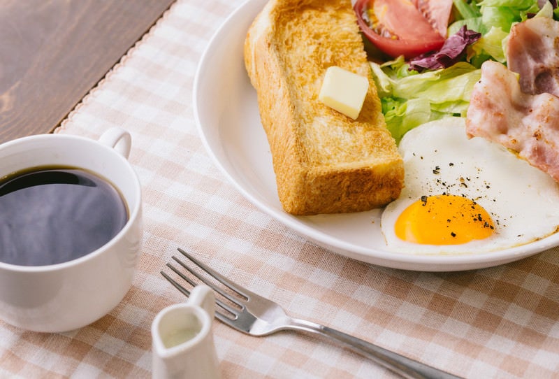 コーヒーとトーストの朝食の写真