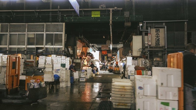 狭隘化が著しい築地市場内の写真