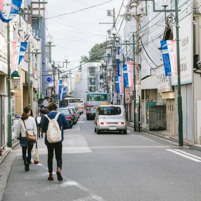 歩道がなく交通量も多い綱島駅前の写真