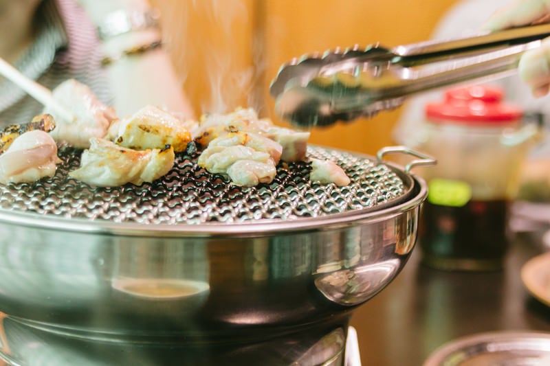 網の上で鶏肉を焼きますの写真