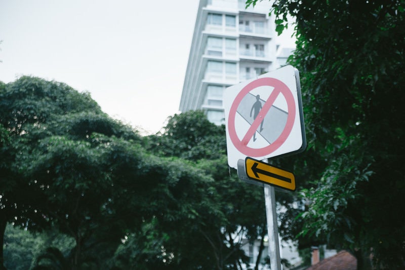 この道路は横断禁止です（標識）の写真