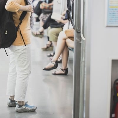 比較的空いた電車内の写真