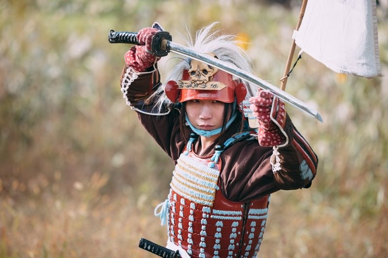 日本刀を構える当世具足の侍の写真