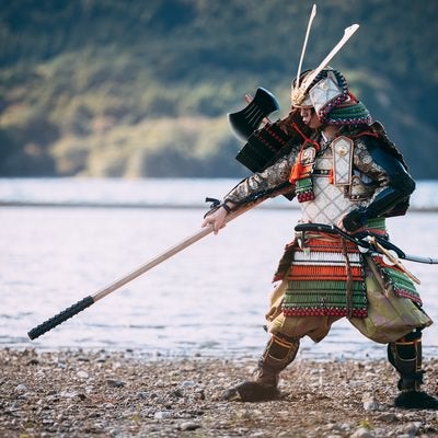 大鎧を纏い棍棒を振りかざす侍の写真