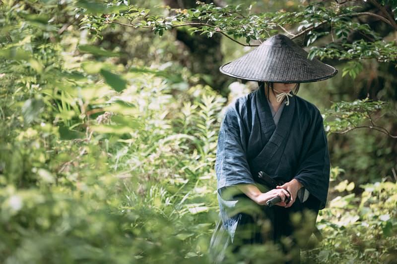 藪の中で笠を被る武士の写真