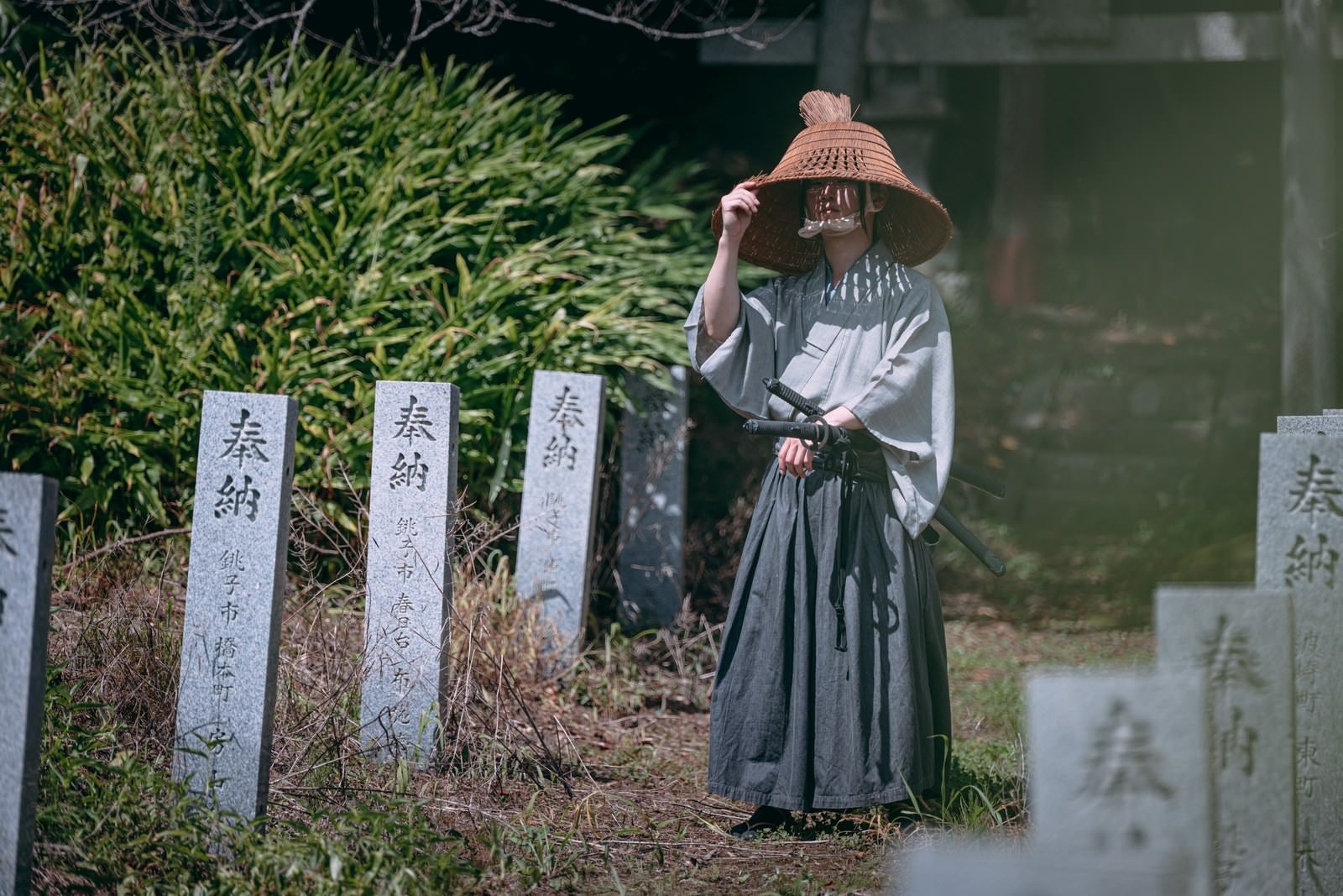 「網代笠からこぼれる光と侍」の写真［モデル：まーこ］