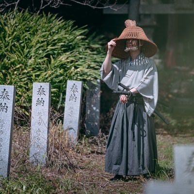 網代笠からこぼれる光と侍の写真