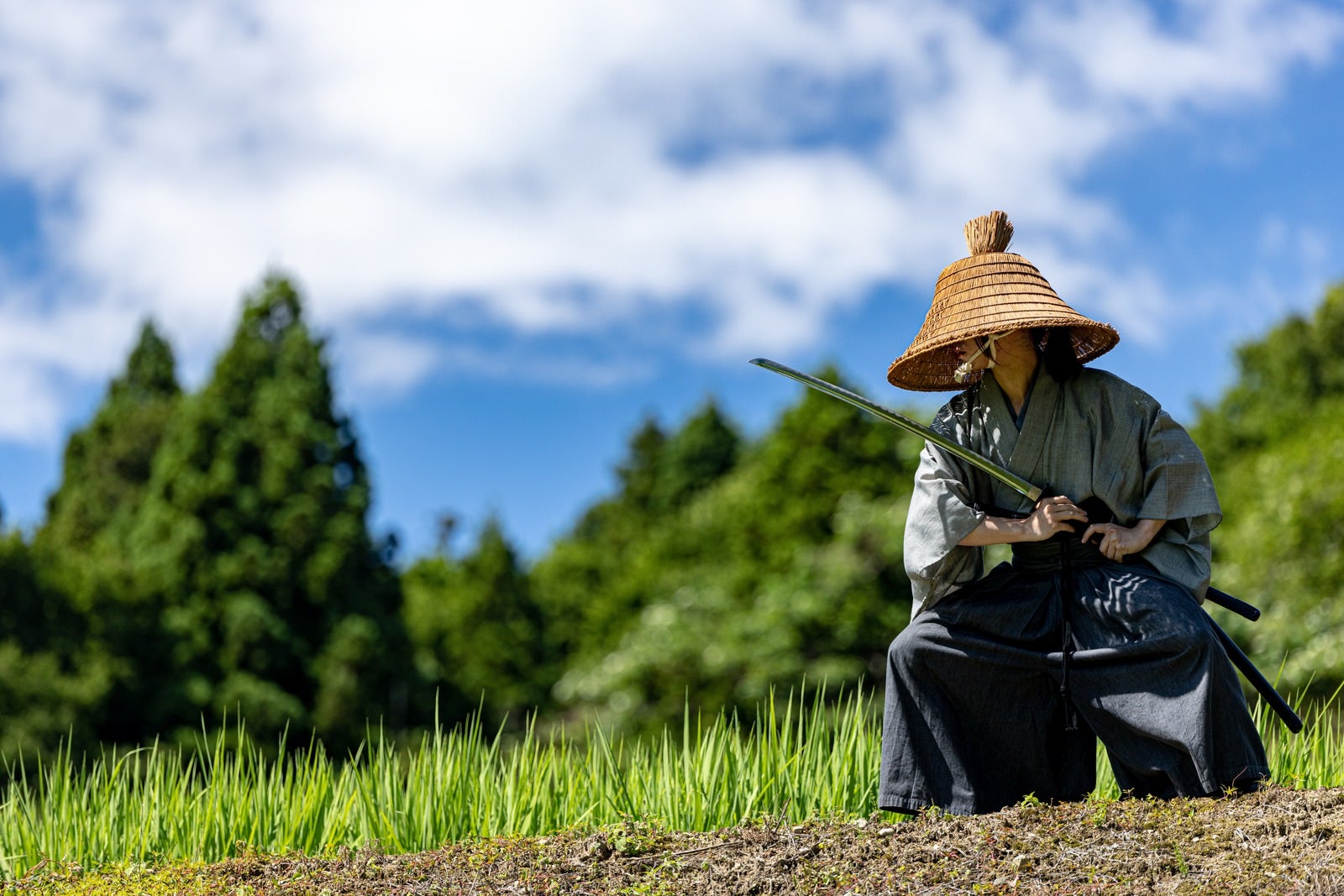 「腰を落とし刀を構える武士」の写真［モデル：まーこ］