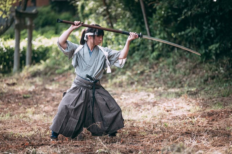 長巻で構えをとる侍の写真