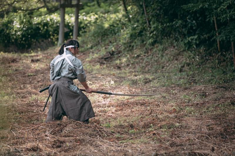 長巻を振るう侍の写真