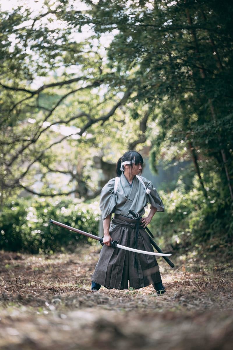 「周囲を警戒する長巻を手に取る侍」の写真［モデル：まーこ］