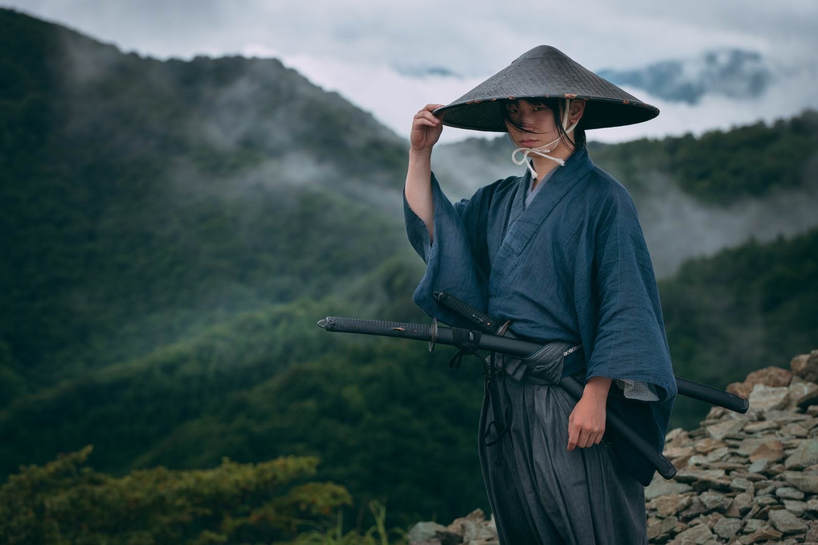 「網代笠に右手を添える袴姿の侍」の写真［モデル：まーこ］