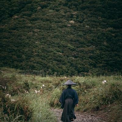 下山する侍の後ろ姿の写真