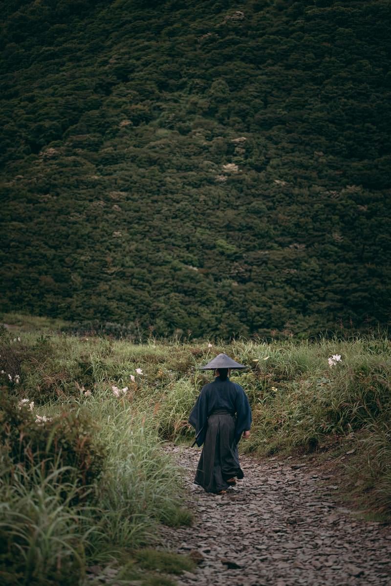 「下山する侍の後ろ姿」の写真［モデル：まーこ］