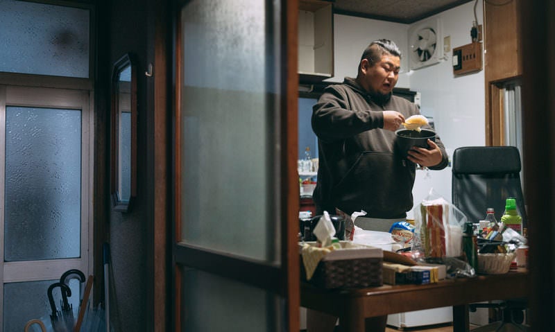 炊飯ジャーごとご飯を食べるデブの写真