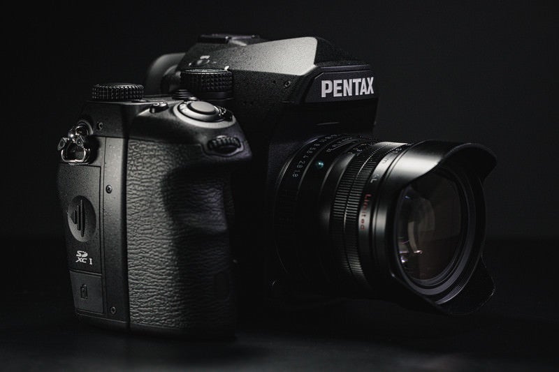 PENTAX K-1 Mark II に  FA77mmF1.8 Limited を装着した様子の写真