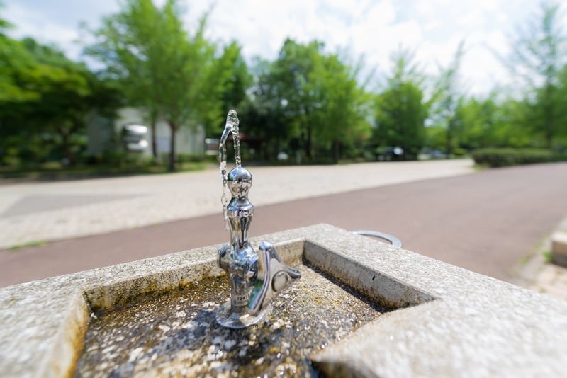 公園の水飲み場の写真