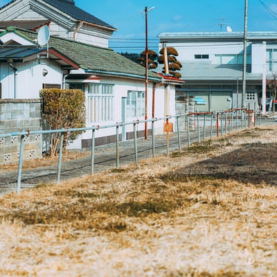 小高の住宅街と空き地の写真