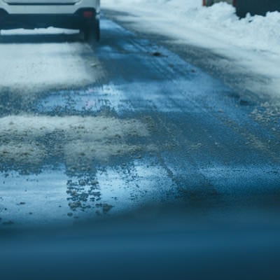 雪が降った後のアスファルトの写真