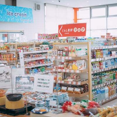 小高ストアの商品棚と店内の様子の写真