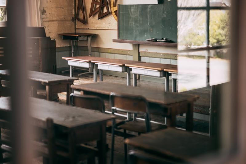 窓から見た放課後の無人の教室の風景（旧遷喬尋常小学校）の写真