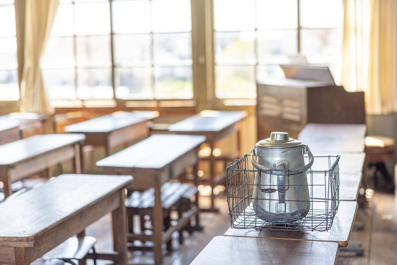 旧遷喬尋常小学校の給食食器のある教室の風景の写真