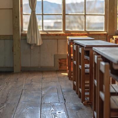 一番後ろの学習机と椅子（旧遷喬尋常小学校）の写真