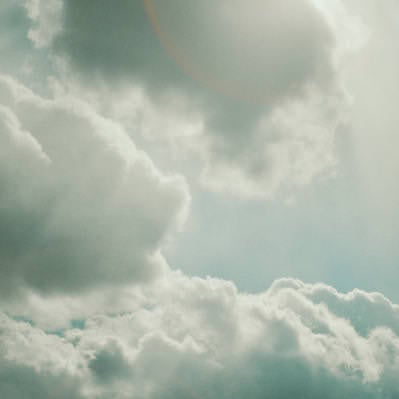 太陽に雲がかかるの写真