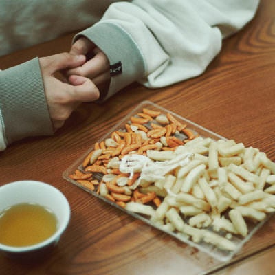 温泉宿（しおかぜ荘）で柿ピー食べてくつろぐの写真