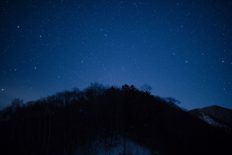 北アルプス大橋からの山のシルエットと星空の写真