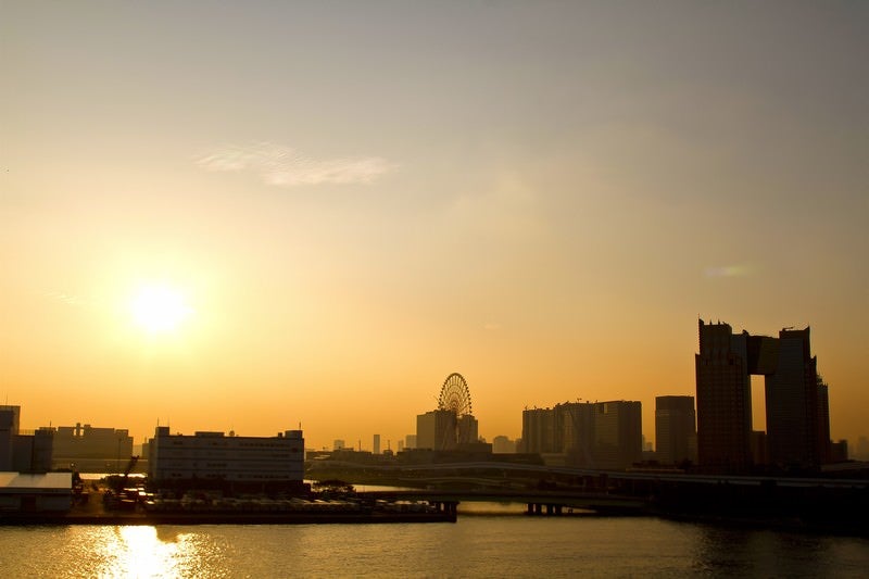 夕焼けとお台場の写真