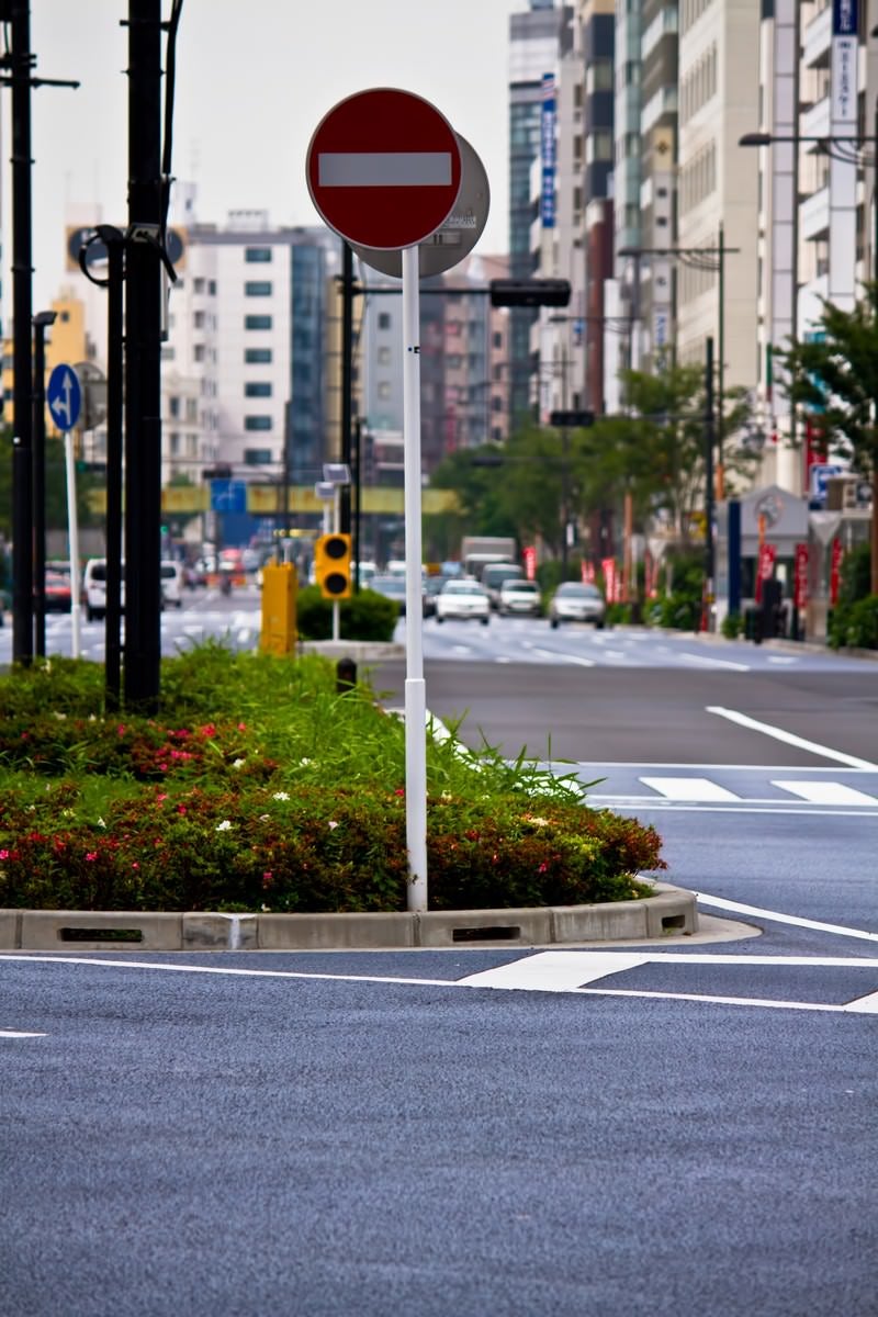 進入禁止の標識と街並みの写真