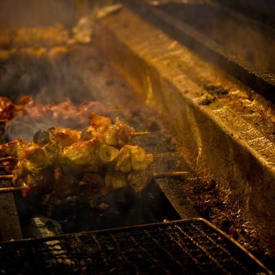 炭火の焼き鳥の写真