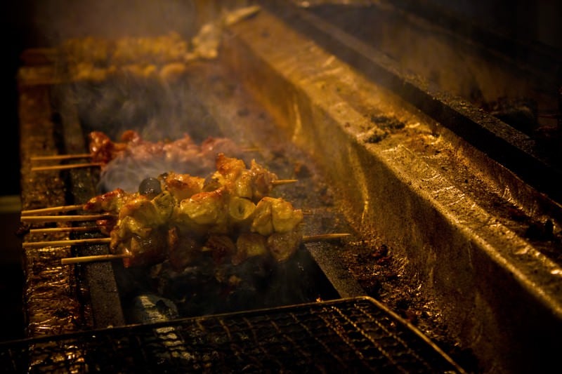 炭火の焼き鳥の写真