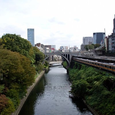 御茶ノ水駅と神田川の写真